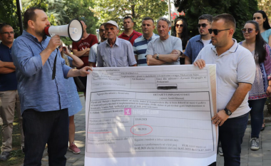 Vonesat në përfundimin e punimeve në rrugën “Muharrem Fejza”, banorët protestojnë para Komunës së Prishtinës