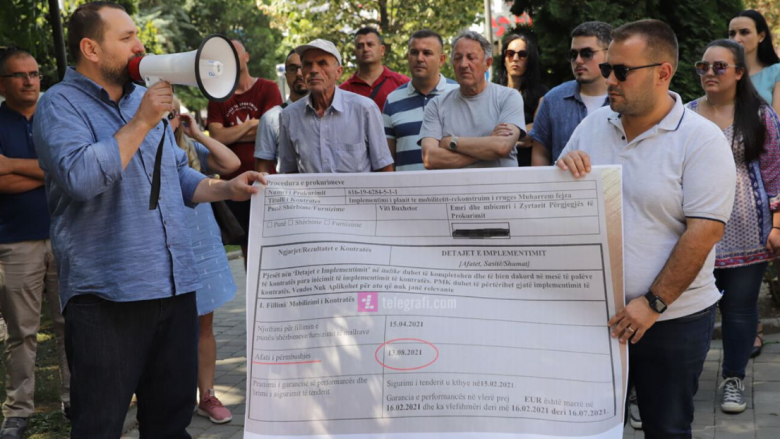 Vonesat në përfundimin e punimeve në rrugën “Muharrem Fejza”, banorët protestojnë para Komunës së Prishtinës