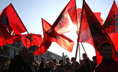 Historiani nga SHBA-ja: Dobësimi i garancisë amerikane për sigurinë e Kosovës do të nxisë bashkim me Shqipërinë