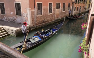 Një anije në formë violine lundroi në Kanalin e Madh të Venecias