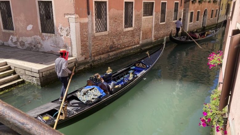 Një anije në formë violine lundroi në Kanalin e Madh të Venecias