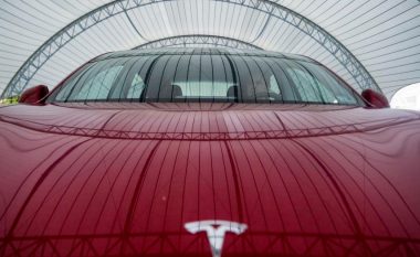 Prototipi i veturës prej 25,000 dollarësh i Tesla thuhet se është gati