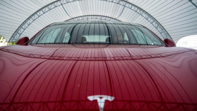 Prototipi i veturës prej 25,000 dollarësh i Tesla thuhet se është gati