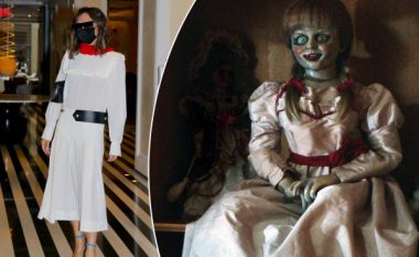 Fansat po krahasojnë fustanin e Victoria Beckham me kukullën “Annabelle”