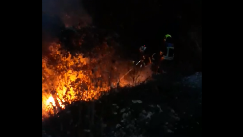 Edhe në fshatin Gaçkë të komunës së Ferizajt, mali kaplohet nga flaka – intervenojnë zjarrëfikësit