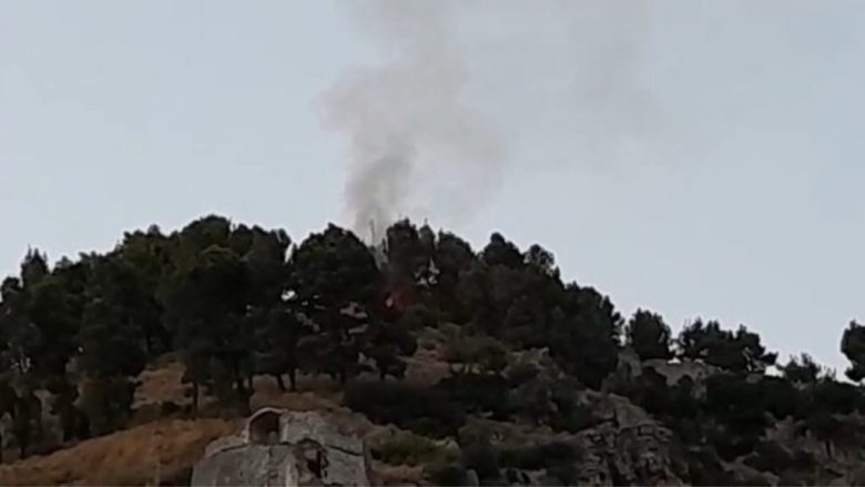 Zjarr në Kalanë e Beratit, zjarrfikësit dyshojnë se është e qëllimshme