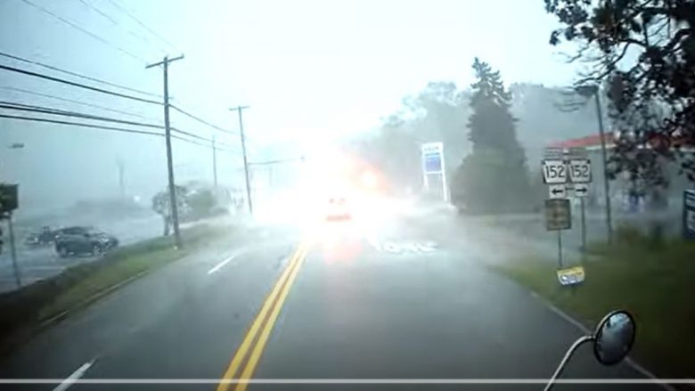 Fuqia shkatërruese e tornados, erërat e forta rrokullisin kamionin në Pensilvani
