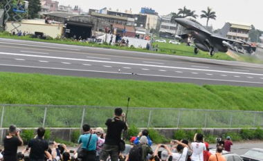 Aeroplanët luftarakë të Tajvanit ulen në autostrada në manovrat anti-pushtim