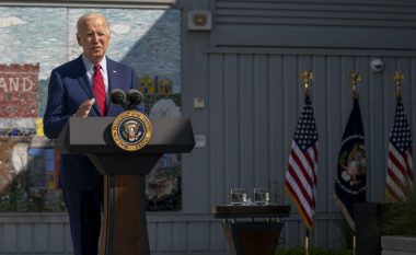 Misteri i ndërprerjes së fjalimit të Bidenit, pa kurrfarë paralajmërimi ndalet transmetimi live derisa presidenti amerikan po pyeste diçka një zyrtar