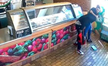 Publikoi pamjet e kamerave të sigurisë duke u “orvatur” me plaçkitësin e armatosur, punonjësja e restorantit në Illinois suspendohet