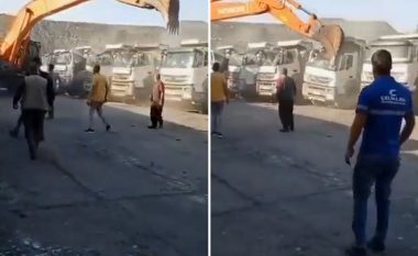 Nuk e mori rrogën, punonjësi turk i një miniere thëngjilli shkatërron me ekskavator pesë kamionë të punëdhënësit