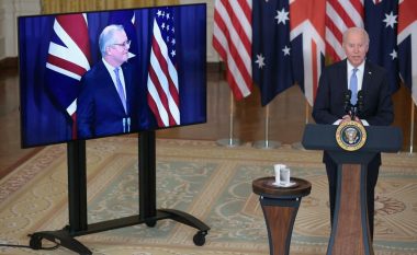 Gjatë konferencës për media Joe Biden ia harron emrin kryeministrit australian, i referohet ndryshe