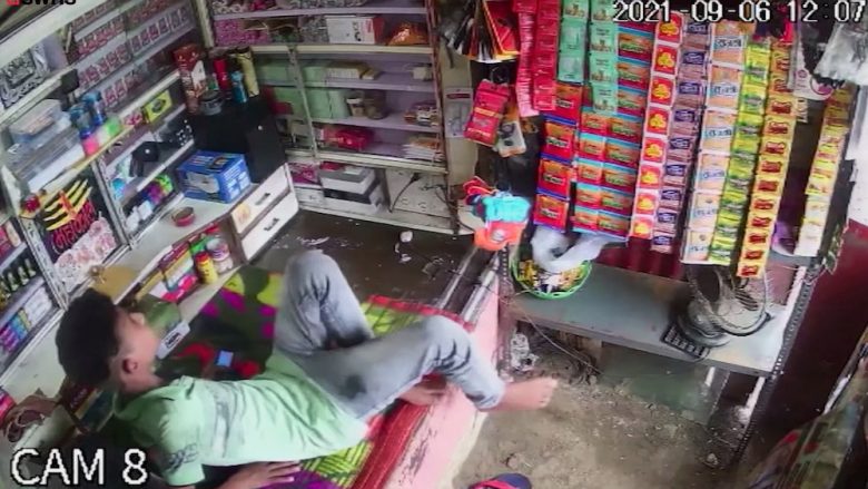 Punonjësi i dyqanit i shpëton gjarprit i cili i ishte vërsulur miut, kamerat e sigurisë kapin momentin rrëqethës