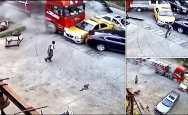 Qëndronte pranë veturës së parkuar, kinezi e sheh kamionin duke ardhur me shpejtësi të madhe – i shpëton “për një fije floku” përplasjes  