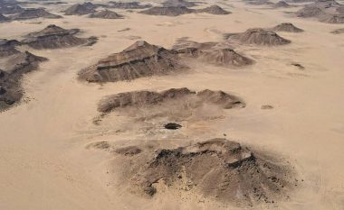 Çfarë fshihet në “bunarin e ferrit”? Hulumtuesit futen në kraterin misterioz në Oman, nga i cili dalin aroma të pakëndshme dhe fliten histori të ndryshme  