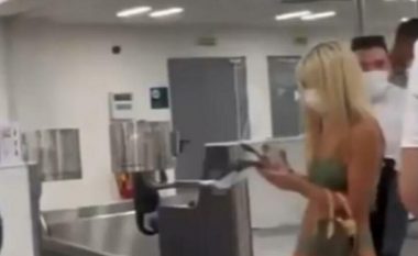 Biondja shëtitet nëpër aeroportin e Miamit me rroba banjo, pamjet bëhen virale