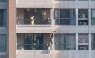 Momenti kur polici kinez rrezikon jetën për ta shpëtuar 4-vjeçaren, që kishte mbetur e varur jashtë rrethojës së ballkonit të katit të 11-të