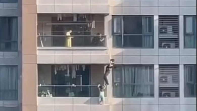 Momenti kur polici kinez rrezikon jetën për ta shpëtuar 4-vjeçaren, që kishte mbetur e varur jashtë rrethojës së ballkonit të katit të 11-të