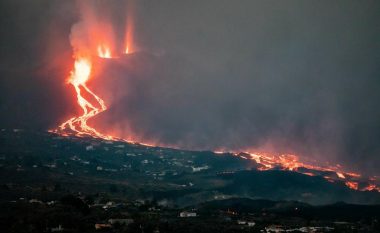 Llava e vullkanit në Ishujt Kanarie arrin në Oqean, banorët e La Palma mbyllen nëpër shtëpi – rrezikohen nga gazrat e rrezikshme