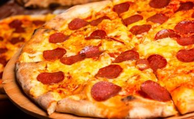 Personeli i angazhuar për përgatitjen e ushqimit në shkollë nuk shkoi në punë, arsimtarja amerikane bleu pica për 400 nxënës
