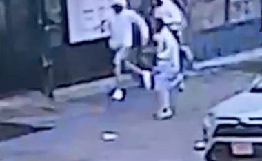 Derisa iknin nga banda rivale, njëri prej të rinjve aksidentalisht shkrep revolen – qëllon në kokë mikun në Brooklyn