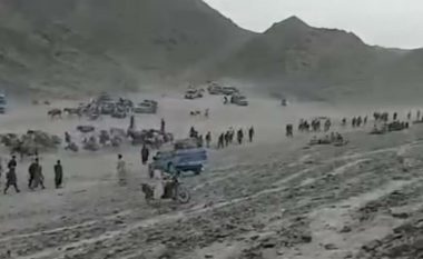 Eksod i përmasave biblike, lumë njerëzish kalojnë shkretëtirën për të ikur nga talebanët në Afganistan