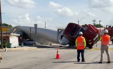 Kamioni gjigant po kalonte binarët, goditet nga treni që lëvizte me shpejtësi – mrekullisht nuk lëndohet askush nga aksidenti në Minessota