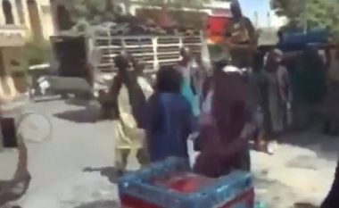 Dolën për të protestuar kundër qeverisë së re në Afganistan, talebanët rrahin gratë me kamxhik në Kabul