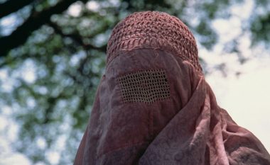 Rrëfimi i nënës vetushqyese, tregon tmerrin në Afganistan pas ardhjes në pushtet të talebanëve: Burrat e armatosur deshën të ma marrin vajzën