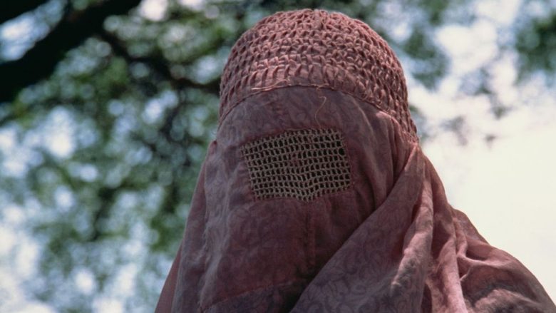 Rrëfimi i nënës vetushqyese, tregon tmerrin në Afganistan pas ardhjes në pushtet të talebanëve: Burrat e armatosur deshën të ma marrin vajzën