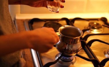 Kurrë mos lejoni që uji për kafe apo çaj të vlojë disa herë: Këto janë rreziqet shëndetësore që mund t’i ketë!
