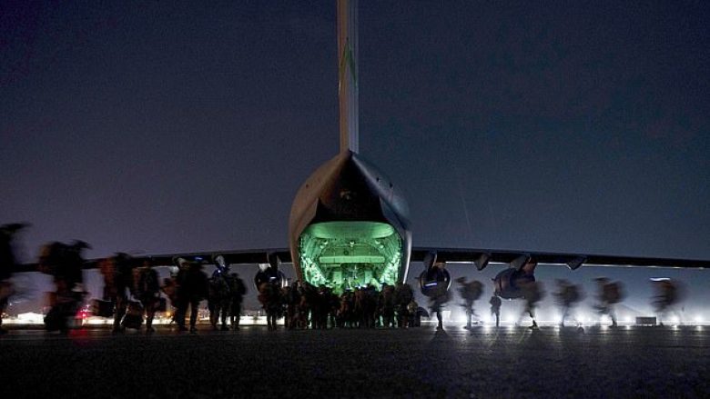 Brenda aeroportit të Kabulit nga ku u ngrit në ajër aeroplani i fundit i ushtrisë amerikane