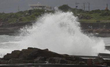 Tajfuni Chanthu “rrethon” Tajvanin lindor, mijëra pa energji elektrike
