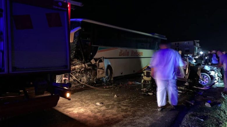 Policia jep detaje të aksidentit në Klinë, ku humbi jetën një person dhe nëntë të tjerë u lënduan  