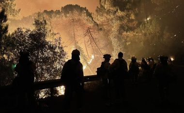 Evakuohen qindra njerëz ndërsa zjarret përfshijnë pjesë në jug të Spanjës