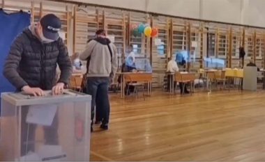 Zgjedhjet në Rusinë e Putinit: 20 vota menjëherë në kuti!