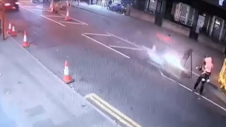 Po kalonte rrugën duke mbajtur në kraharor të bijën dyvjeçare, anglezi goditet nga motoçikleta që lëvizte me shpejtësi