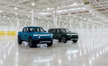 Rivian lë pas Teslan dhe GM, filluan të parët prodhimin serik të SUV-it elektrik