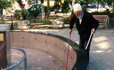 79 vjeçari që kujdeset çdo ditë për sheshin në Prishtinë, thotë se e bën në shenjë falënderimi ndaj Nënë Terezës 