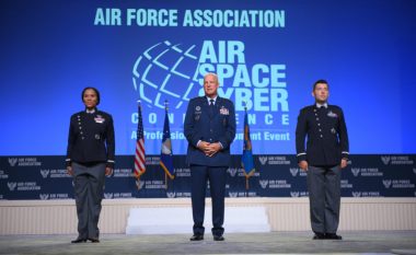 Prezantohen uniformat e pjesëtarëve të forcave hapësinore amerikane