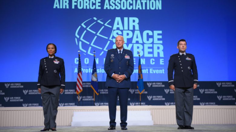 Prezantohen uniformat e pjesëtarëve të forcave hapësinore amerikane