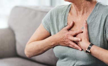 Çfarë ndodh 24 orë para një infarkti: Mos bëni panik nëse keni dhimbje gjoksi – këto janë simptoma befasuese të një sulmi në zemër