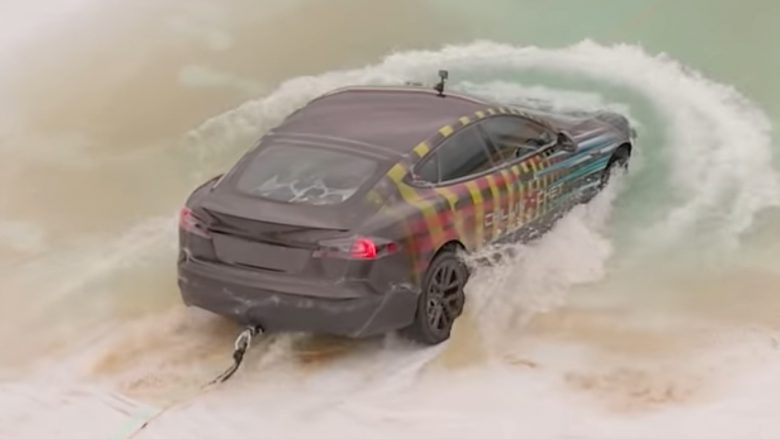 Shikoni se çfarë ndodh kur përpiqeni të vozisni një model Tesla S “nën 2 metra ujë”