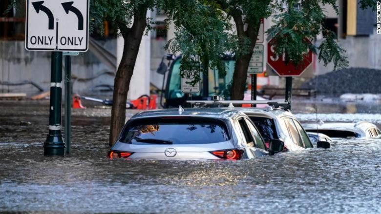 Shkon në 46 numri i të vdekurve shkaku i përmbytjeve në SHBA