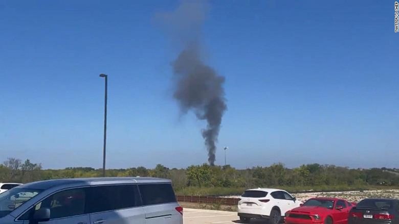 Rrëzohet aeroplani, të dy pilotët “fluturojnë jashtë” – detajet e aksidentit në Teksas i cili dëmtoi disa shtëpi
