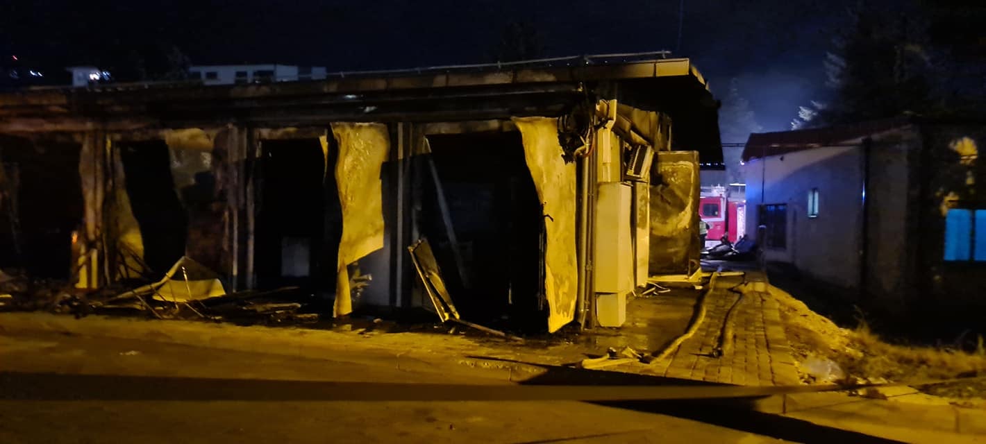 Pamje nga zjarri në spitalin modular në Tetovë