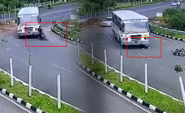 Çiklisti në Indi përplaset me autobusin dhe zhduket për disa sekonda pasi përfundon nën automjetin e madh