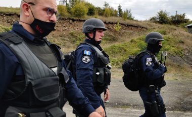 Policia e Kosovës shpërndan turmën e protestuesve në Bërnjak, po kundërshtonin zhbllokimin e rrugës