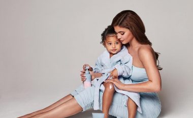 Kylie Jenner shfaqet me kreacion të Valdrin Sahitit në video-reklamën e saj të re