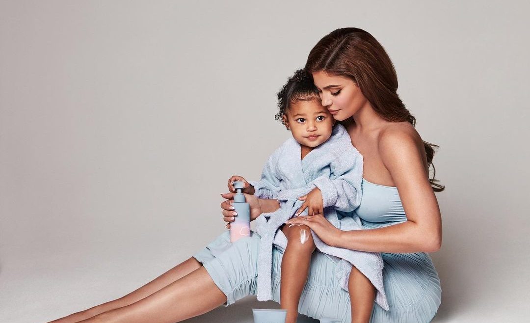 Kylie Jenner shfaqet me kreacion të Valdrin Sahitit në video-reklamën e saj të re